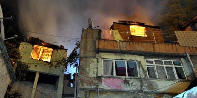 ZONGULDAK TA ALEVLİ SAHUR          Zonguldak’ta bir evde çıkan yangın diğer evlere de sıçradı.