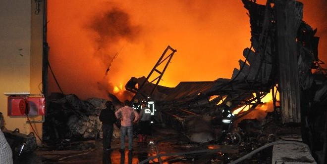 TEKSTİL FABRİKASINDA YANGIN !                                                                                                                                 Edinilen bilgiye göre, Gaziantep 3. organize sanayi bölgesinde bulunan bir tekstil fabrikasının depo kısmında henüz belirlenemeyen nedenle yangın çıktı.