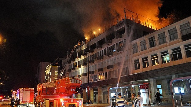 BURSA’ DA İŞMERKEZİNDE YANGIN                                                                                                              Tarihi Ulu Cami karşısındaki bir binada çıkan yangında, bazı dükkanlarda hasar oluştu.