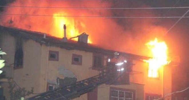KARAMAN’DA DEHŞET: 4 ÖLÜ                                                                                                                                    Karaman’da 3 katlı bir binanın son katında çıkan yangında anne ile 3 çocuğu hayatını kaybetti.